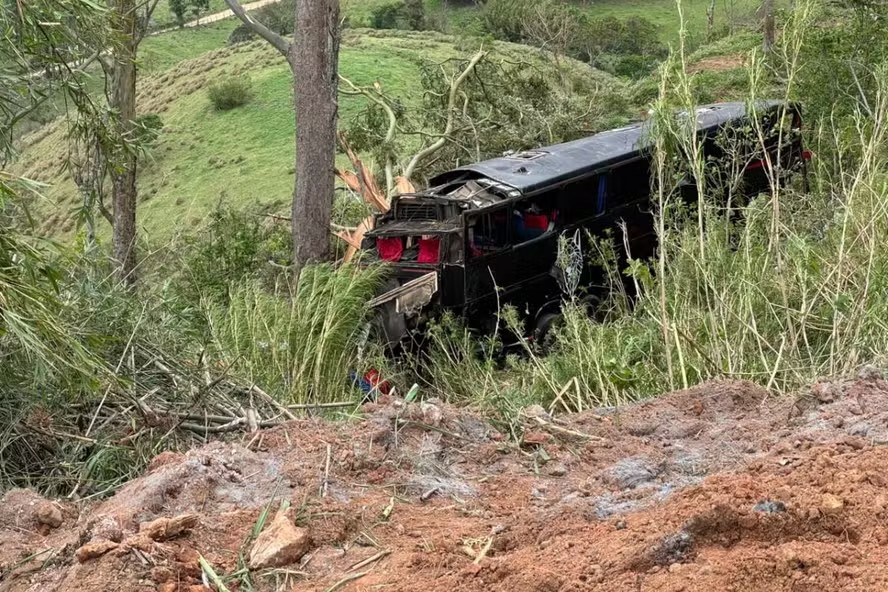 Ônibus cai em ribanceira matando fiéis que iam para Aparecida