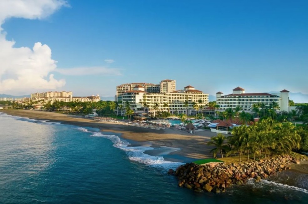 Praia em Puerto Vallarta onde banhista de 28 anos foi morto por crocodilo — Foto: Reprodução/Marriott