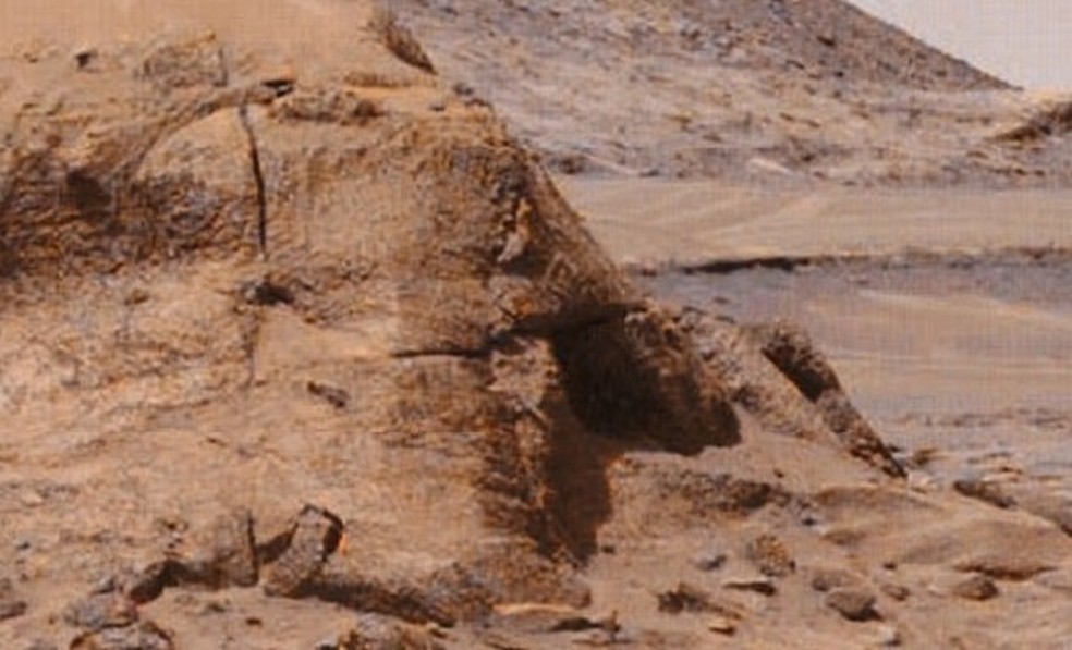 Imagem capturada pelo rover Curiosity, da Nasa, gerou alegações sobre uma civilização há muito perdida, já que uma formação ao longe parece apresentar uma 'entrada' — Foto: Reprodução/Nasa