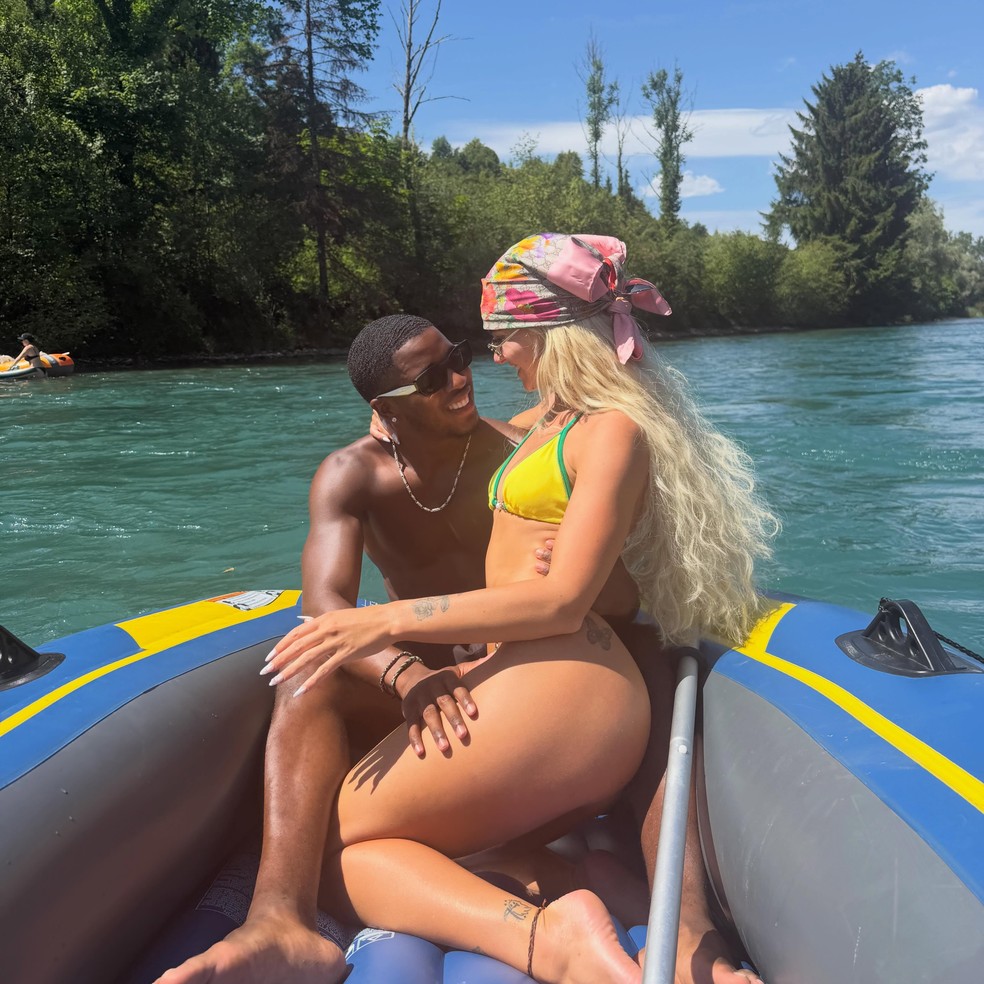 Alisha Lehmann está noiva de Montel McKenzie, jogador semiprofissional de futebol, mas já namorou Douglas Luiz, ex-Vasco — Foto: Reprodução/Instagram