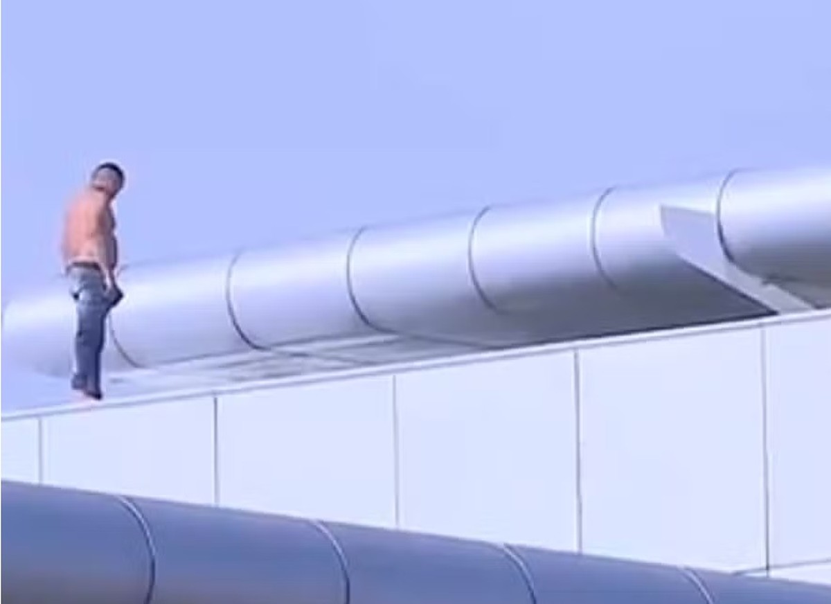 Brasileiro é impedido de entrar em Portugal e sobe em telhado de Aeroporto de Lisboa; vídeo