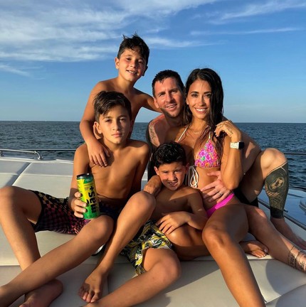 Messi com a mulher e os três filhos — Foto: Reprodução/Instagram