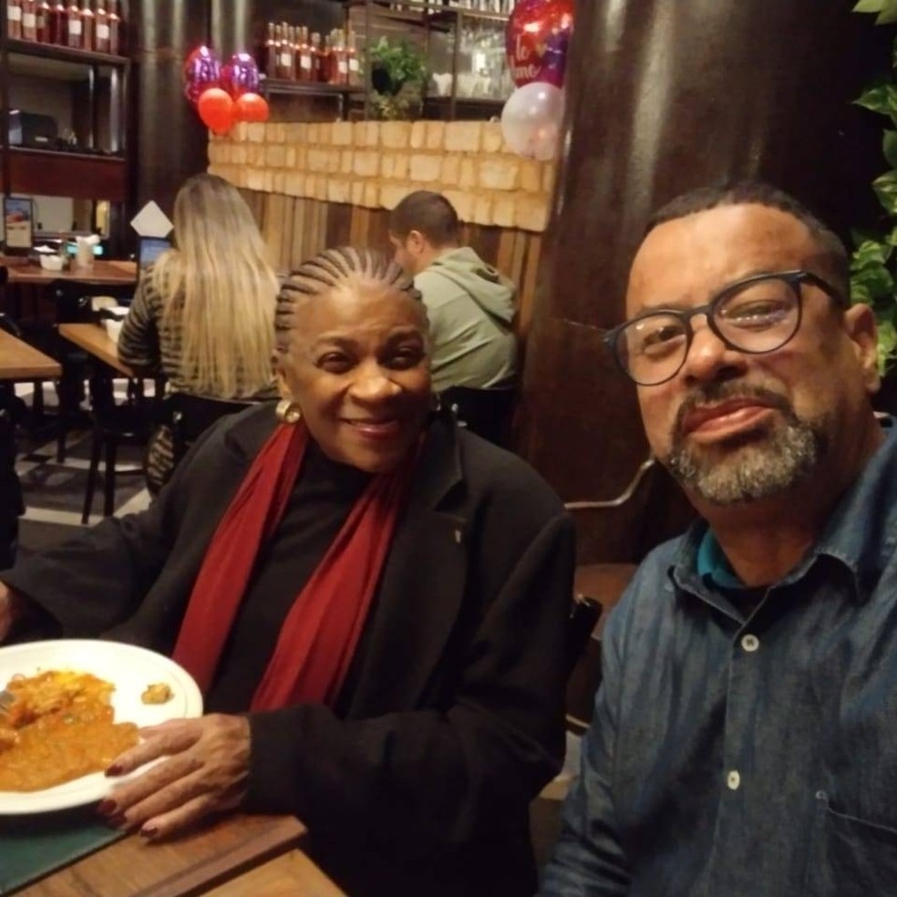 Aos 81 anos, Zezé Motta assume relacionamento com músico 23 anos mais jovem confira