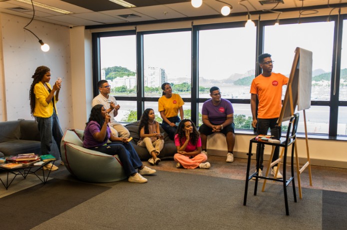 Coletivo Coca-Cola abre 10 mil vagas gratuitas com curso de inglês e apoio para entrada no mercado de trabalho