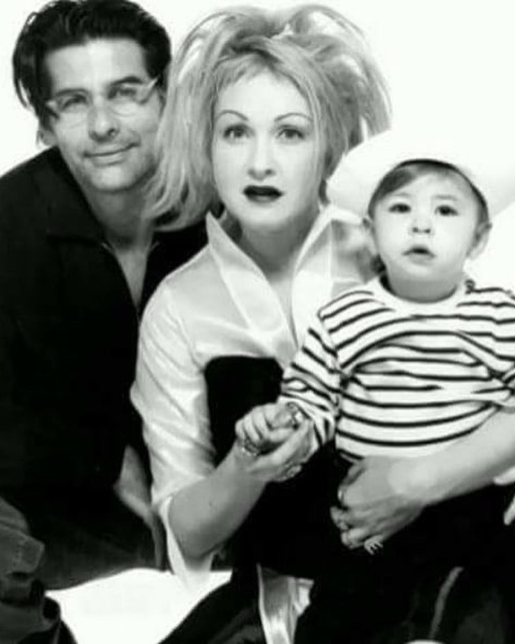 Nos 70 anos de Cyndi Lauper, relembre diferentes visuais e hits da artista