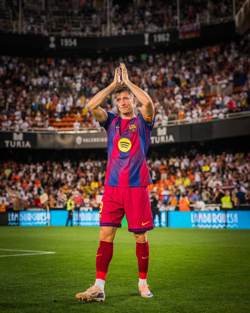 Lewandowski se despede do Barcelona — Foto: Divulgação / Barcelona