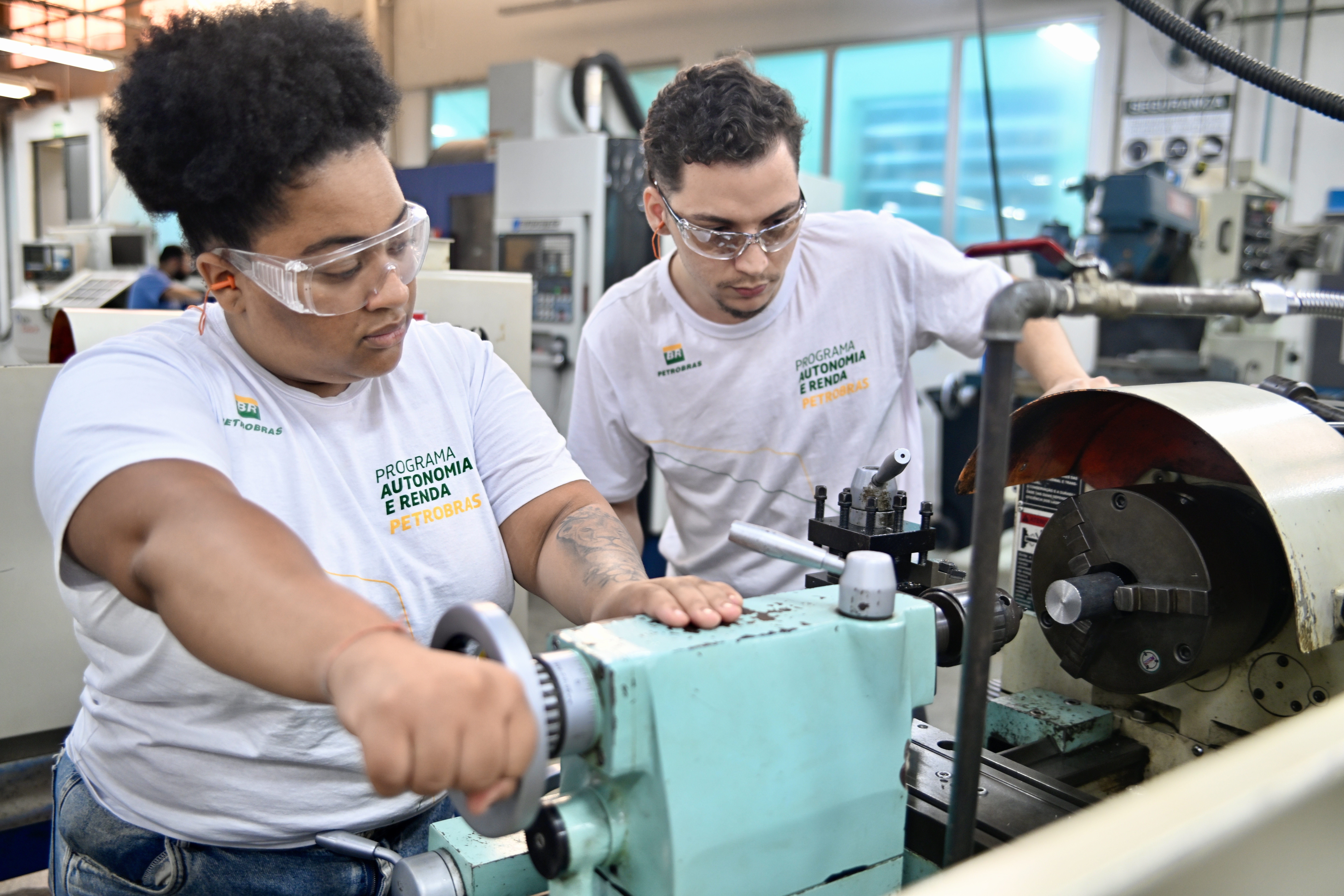 Petrobras oferece 820 vagas em cursos de qualificação no setor de óleo e gás e paga auxílio a alunos