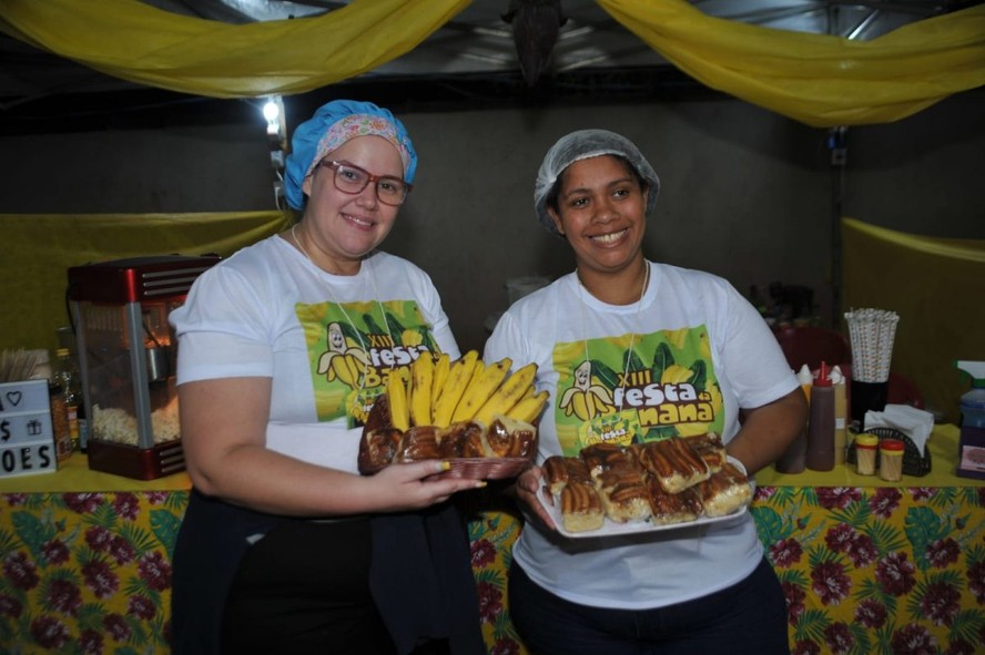 Festa da Banana 2023 será realizada entre 15 e 17 de setembro, em Jaceruba, Nova Iguaçu. Na foto, as delícias nas mãos das expositoras na edição anterior