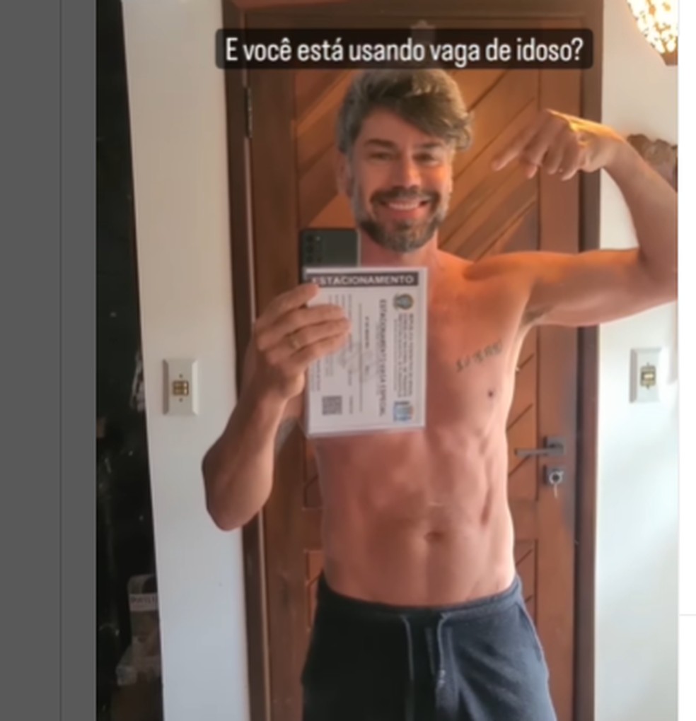 Vídeo que Nil brinca com o fato de ter cartão de estacionamento de idoso — Foto: Reprodução/Instagram