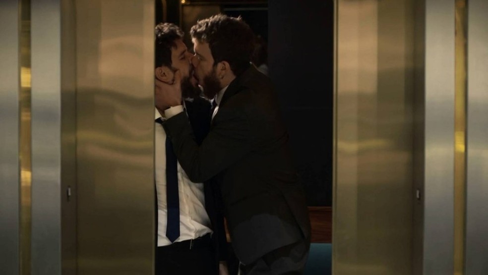 André (Vitor Thiré) e Théo (Daniel de Oliveira) se beijam em "Aruanas" — Foto: Reprodução/Globoplay
