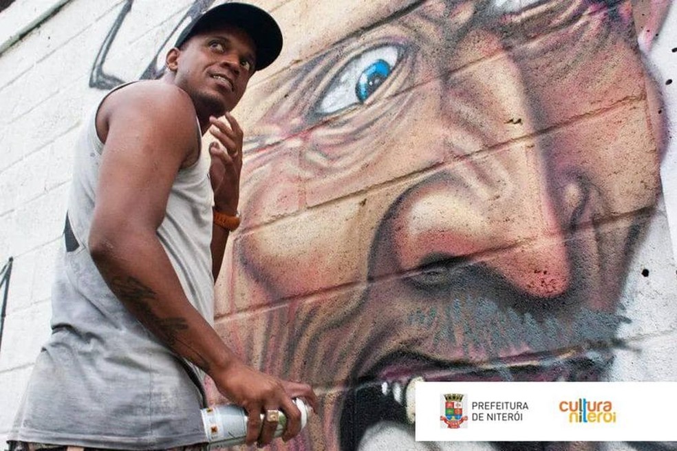 Leo Pakato morreu aos 41 anos, ao passar com sua moto  sobre bueiro destampado na Rua Comandante Ari Parreiras, em São Gonçalo — Foto: Reprodução / Facebook / Fundação de Arte de Niterói