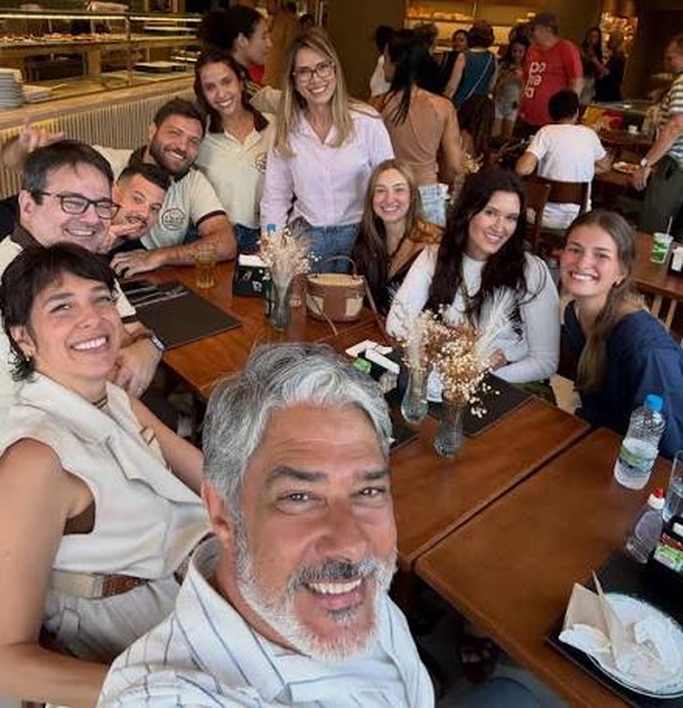 William Bonner visita padaria em Marechal Hermes com a família — Foto: Reprodução/Instagram