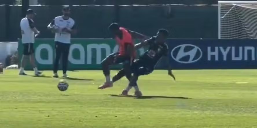 Casemiro é criticado por entrada dura em Endrick durante treino da seleção