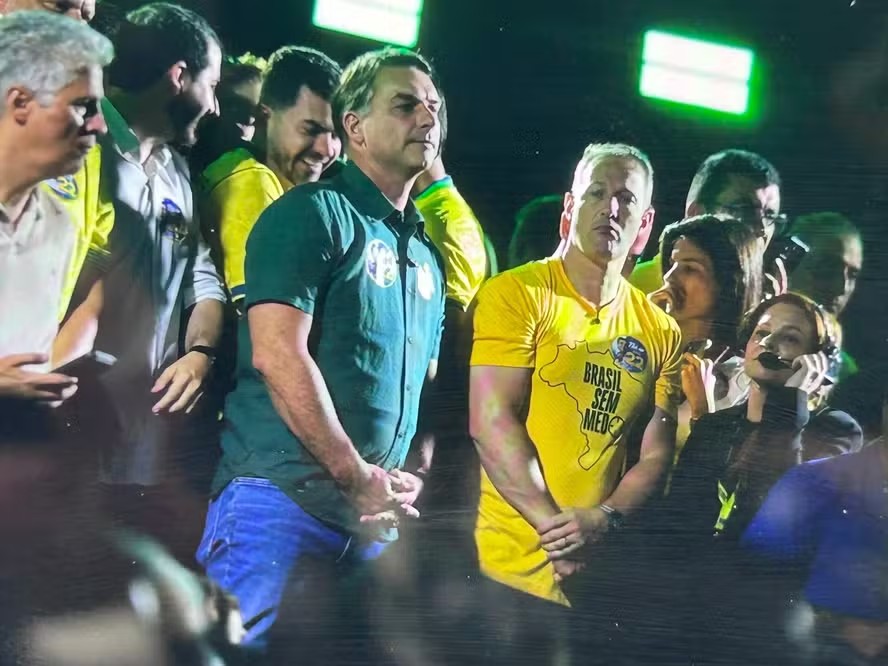 Flávio Bolsonaro diz que aceita quebra de sigilo se Lula abrir dados do ex-chefe de gabinete