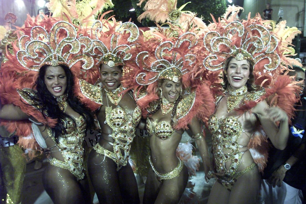 Fabiana Andrade, Adriana Bombom, Carla Perez e Babi Xavier dividindo o post de rainha de bateria da Tradição em 2001, quando Silvio Santos foi homenageado — Foto: Gabriel de Paiva
