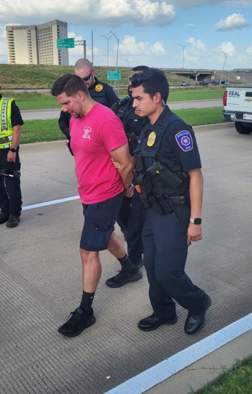 Motorista é preso após atropelar dois ciclistas em Dallas — Foto: Reprodução/X