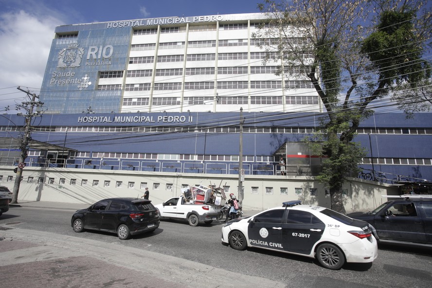 Policiais civis na porta do Hospital Pedro II, em Santa Cruz, após a invasão de bandidos armados nesta madrugada