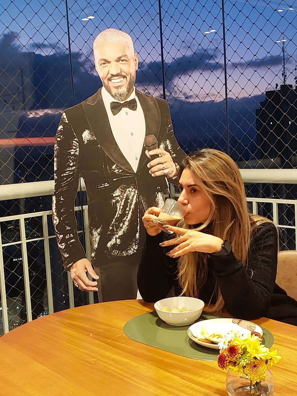 Débora Mingussi fez sua festa de 36 anos com o tema do cantor Belo — Foto: Reprodução/Instagram