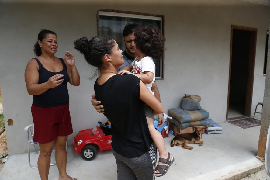 A professora Samara de Araújo Oliveira reencontra a família ao voltar para casa após passar oito dias na prisão por crime que não cometeu