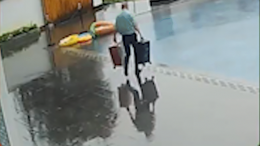 Funcionário distraído de hotel viraliza após cair em piscina carregando malas