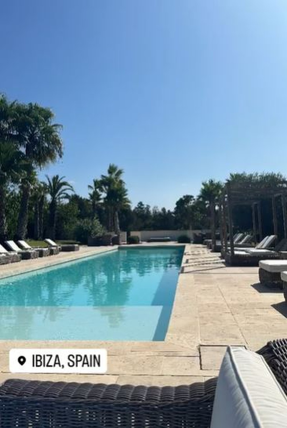A piscina da mansão alugada em Ibiza — Foto: reprodução instagram