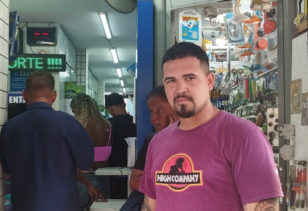 Nícolas Barbosa foi pego de surpresa ao ver um depósito inesperado do FGTS em sua conta bancária — Foto: Marcos Furtado/Extra