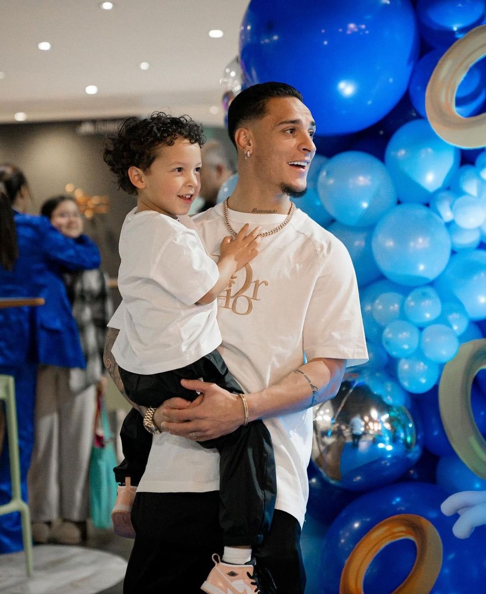 Jogador Antony festeja aniversário do filho após reconciliação com ex-mulher — Foto: Instagram