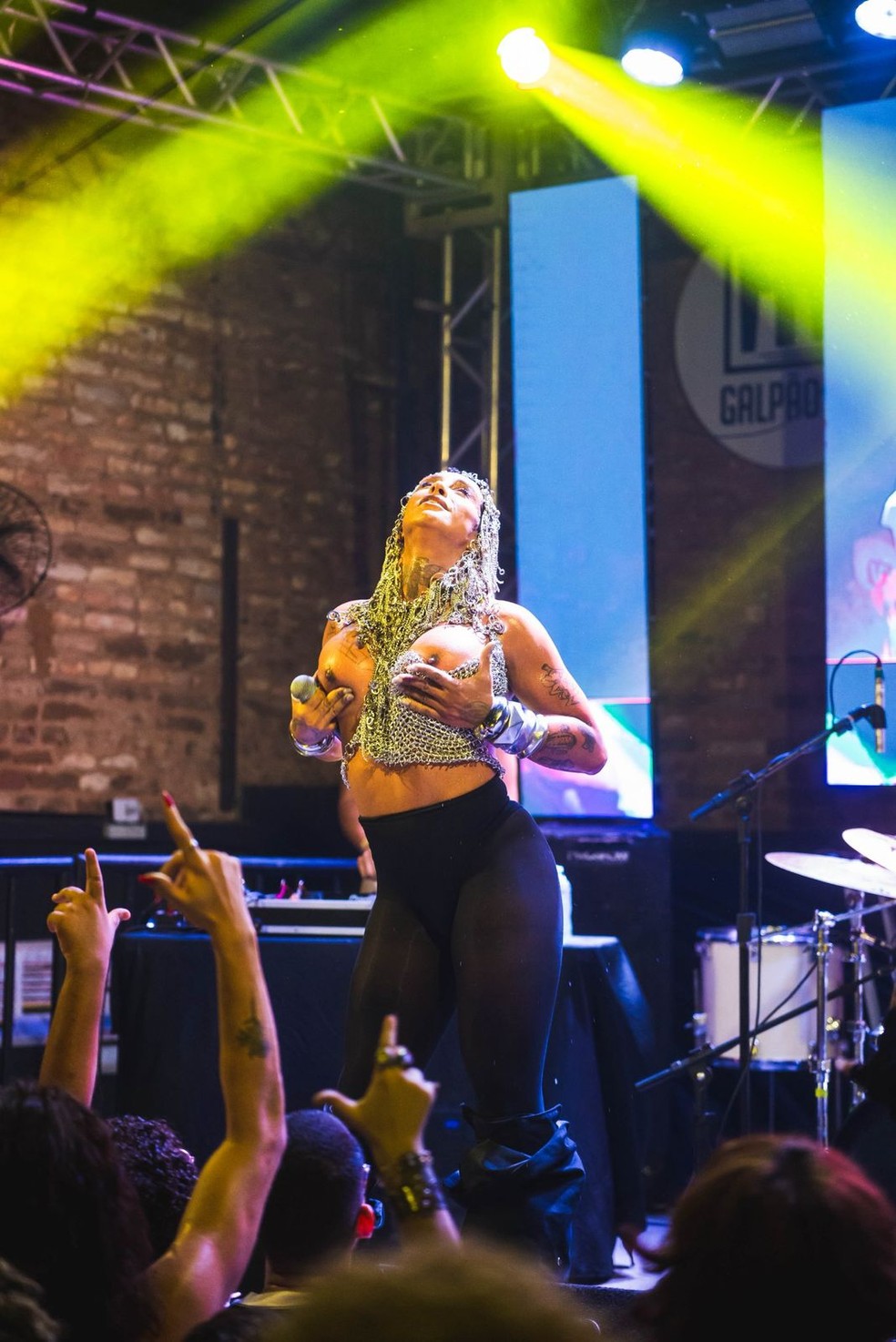 Linn da Quebrada causa em show ao surgir com os seios à mostra no palco — Foto: Reprodução/X
