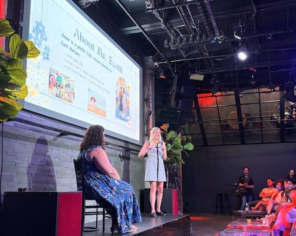 Em evento do 'Pitch & Pair' em Nova York, pessoa faz apresentação 'oferecendo' amiga solteira para a plateia de possíveis pretendentes — Foto: Reprodução/Instagram