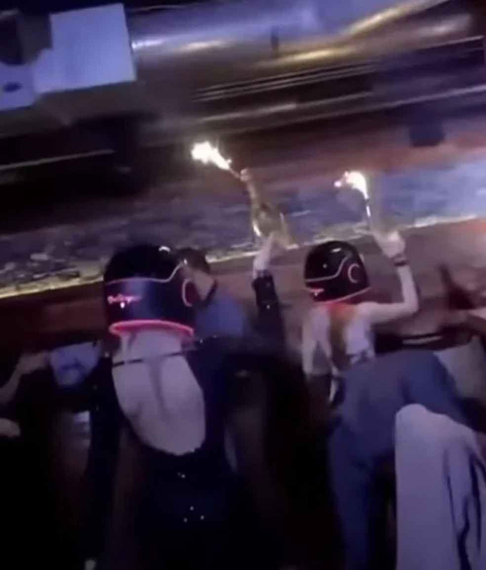 Garçonetes do Constellation com garrafas de champanhe com velas pirotécnicas — Foto: Reprodução/YouTube