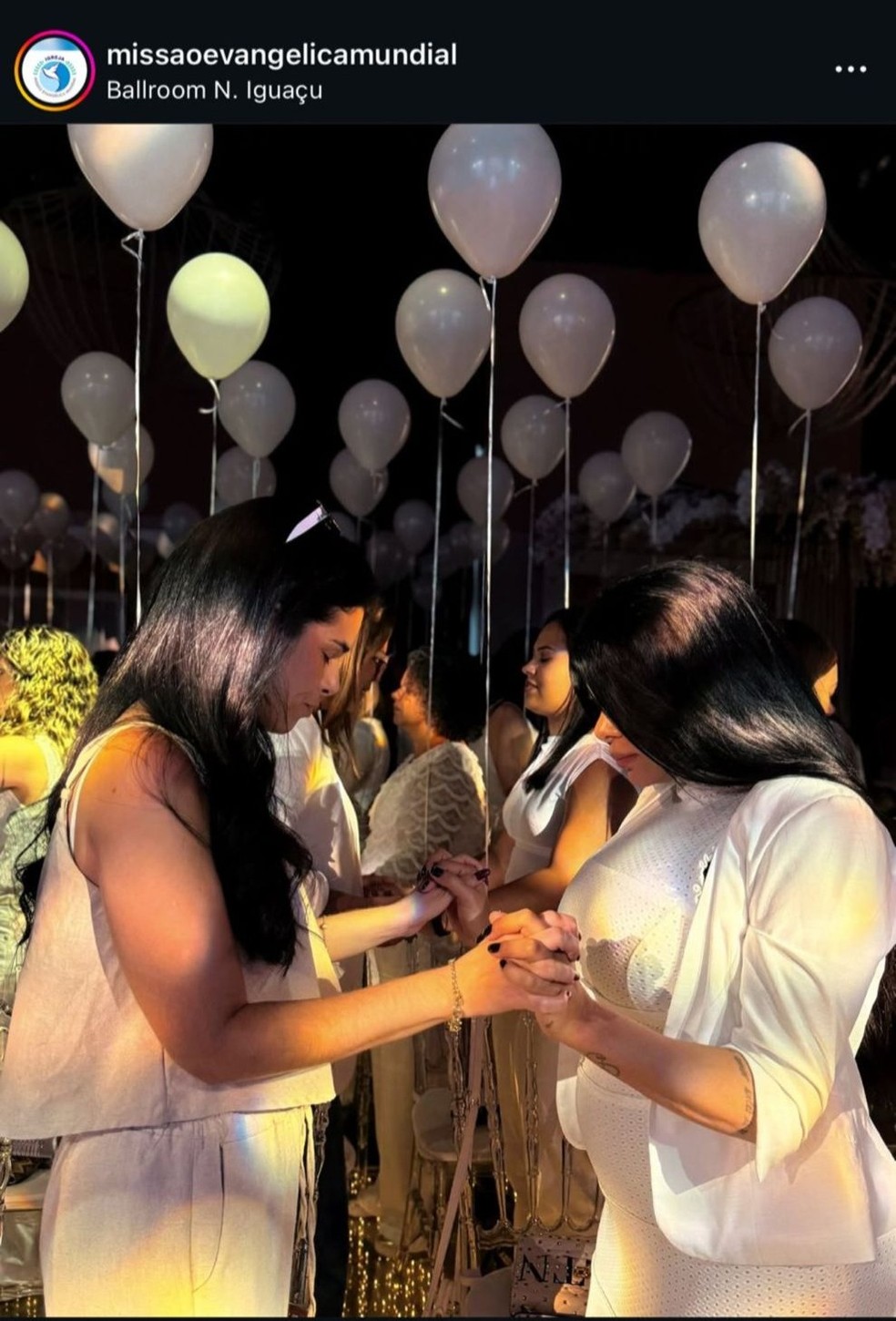 Juliana Merhy, à direita, no culto em Nova Iguaçu — Foto: rep/  instagram