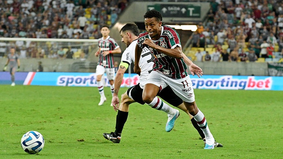 Keno, o nome do jogo, dribla o marcador e leva o Fluminense ao ataque &mdash; Foto: Ma&iacute;lson Santana / Fluminense