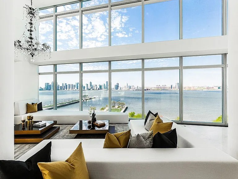 Apartamento triplex de luxo de Hugh Jackman no West Village, tem vista para com o Rio Hudson ao fundo — Foto: divulgação