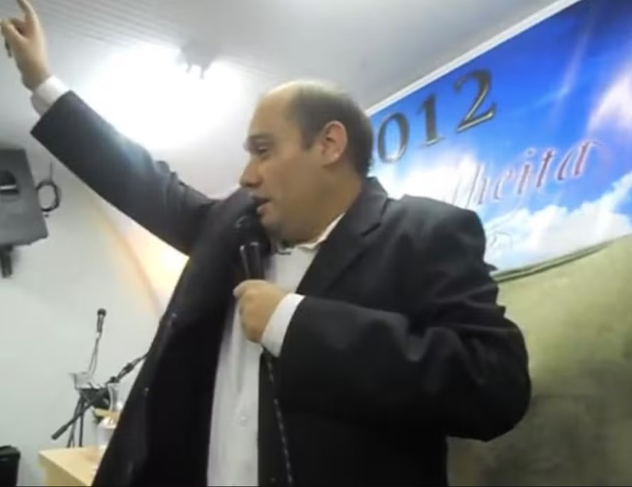 Pastor David Tonelli Mainarte diz que oração fez com que cicatriz no corpo de fiel desaparecesse em vídeo publicado nas redes sociais