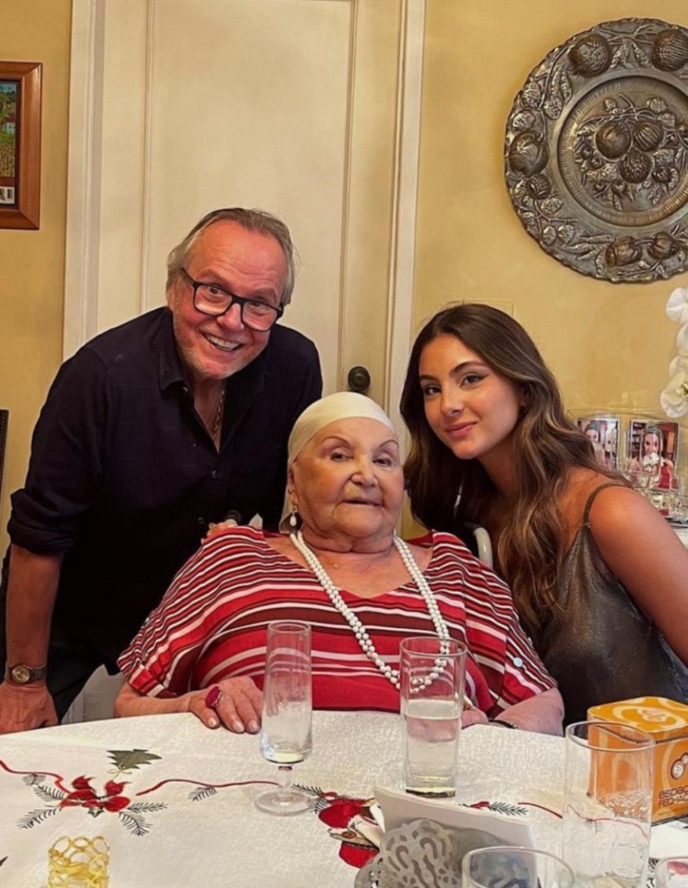 Luiza Gabus Mendes, com o pai e a avó; ela é filha do ator Tato Gabus Mendes — Foto: Instagram