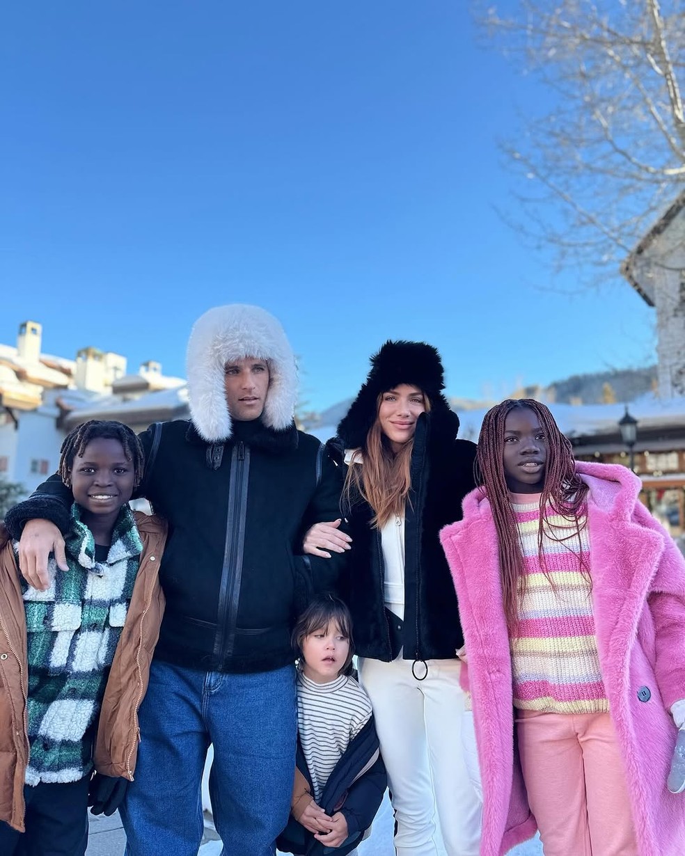 Bruno Gagliasso e Giovanna Ewbank com os filhos Bless, Zyan e Titi em Aspen, no Colorado, nos EUA — Foto: Instagram/reprodução