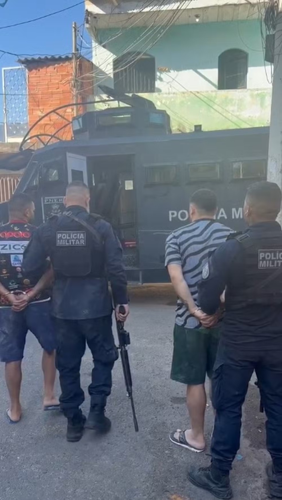 Os dois presos seriam os traficantes conhecidos como Elefante e o da Prata, ambos do tráfico de Senador Camará — Foto: Divulgação/PMERJ — Foto: Divulgação/PMERJ