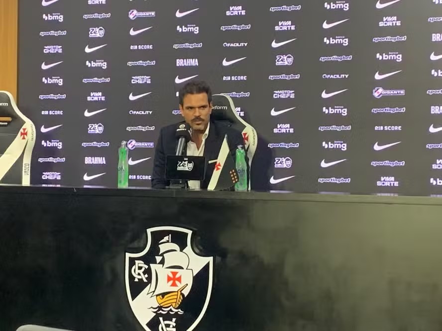 Diretor de futebol do Vasco confirma negociação para renovação do meia Jair: 'Está em curso neste momento'