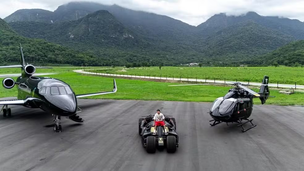 Além de helicóptero, Neymar tem batmóvel de R$8 milhões e jatinho de R$225 milhões — Foto: Instagram