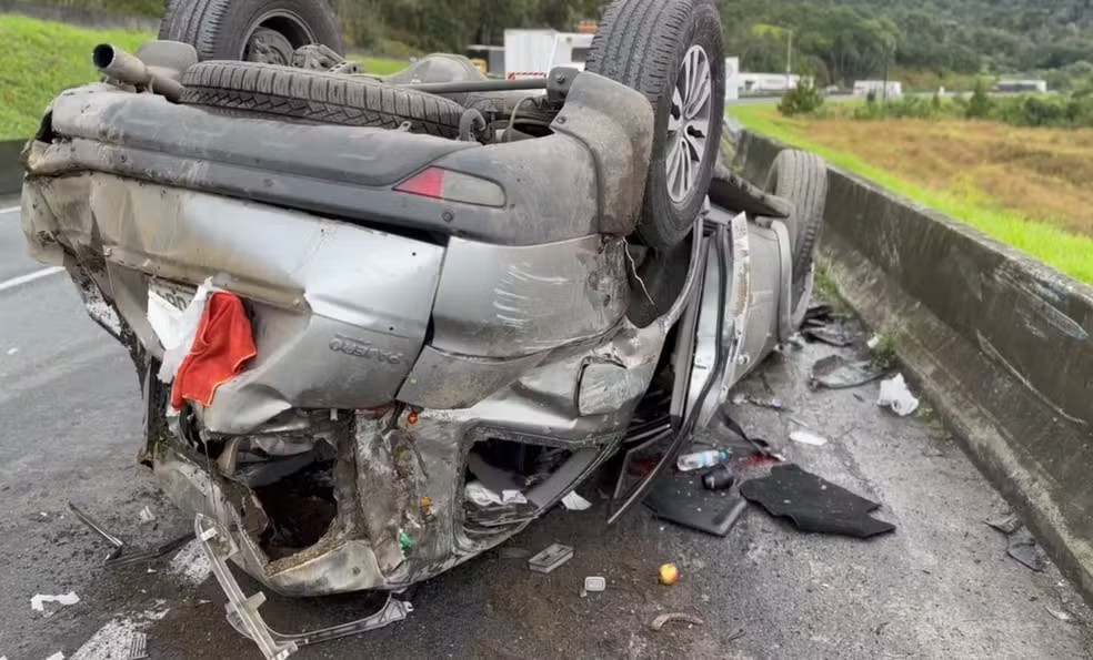 Como ficou o carro de Dunga e sua esposa após o acidente — Foto: Reprodução / PRF