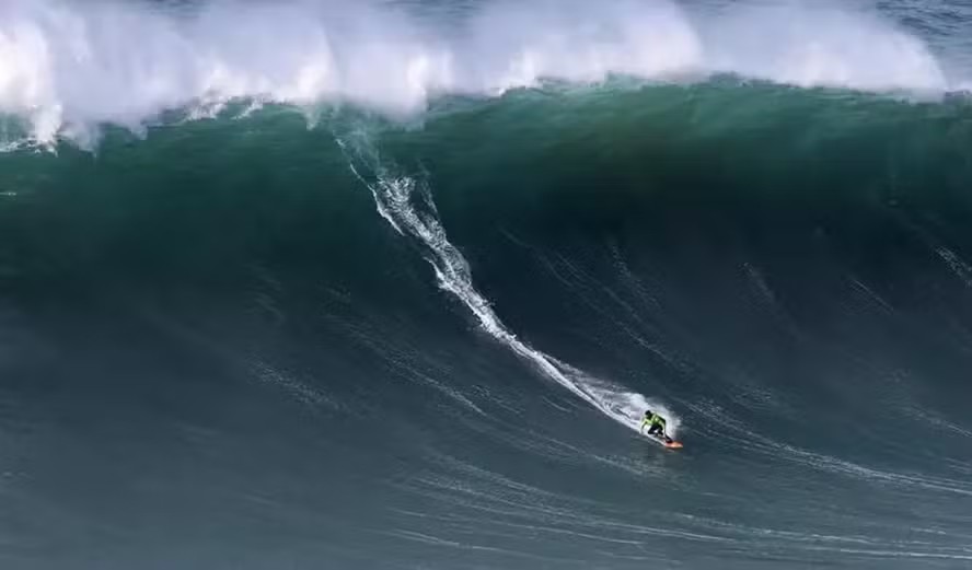 Carlos Burle durante onda gigante em Nazaré