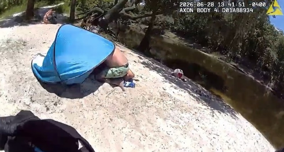 Policial vai ao socorro de Brittany Clark, atacada por jacar&eacute; em rio na Fl&oacute;rida &mdash; Foto: Reprodu&ccedil;&atilde;o