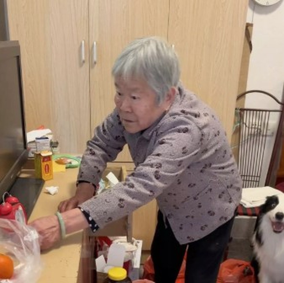 Idosa chinesa procura sua dentadura em casa — Foto: Reprodução/Douyin