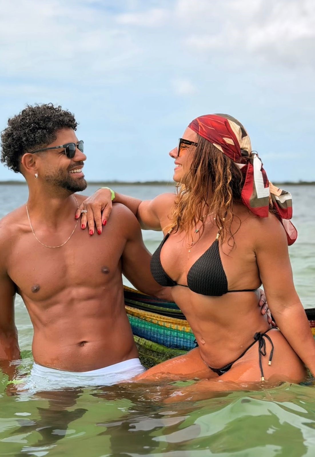 Viviane Araujo posa com marido durante férias no Ceará; fotos