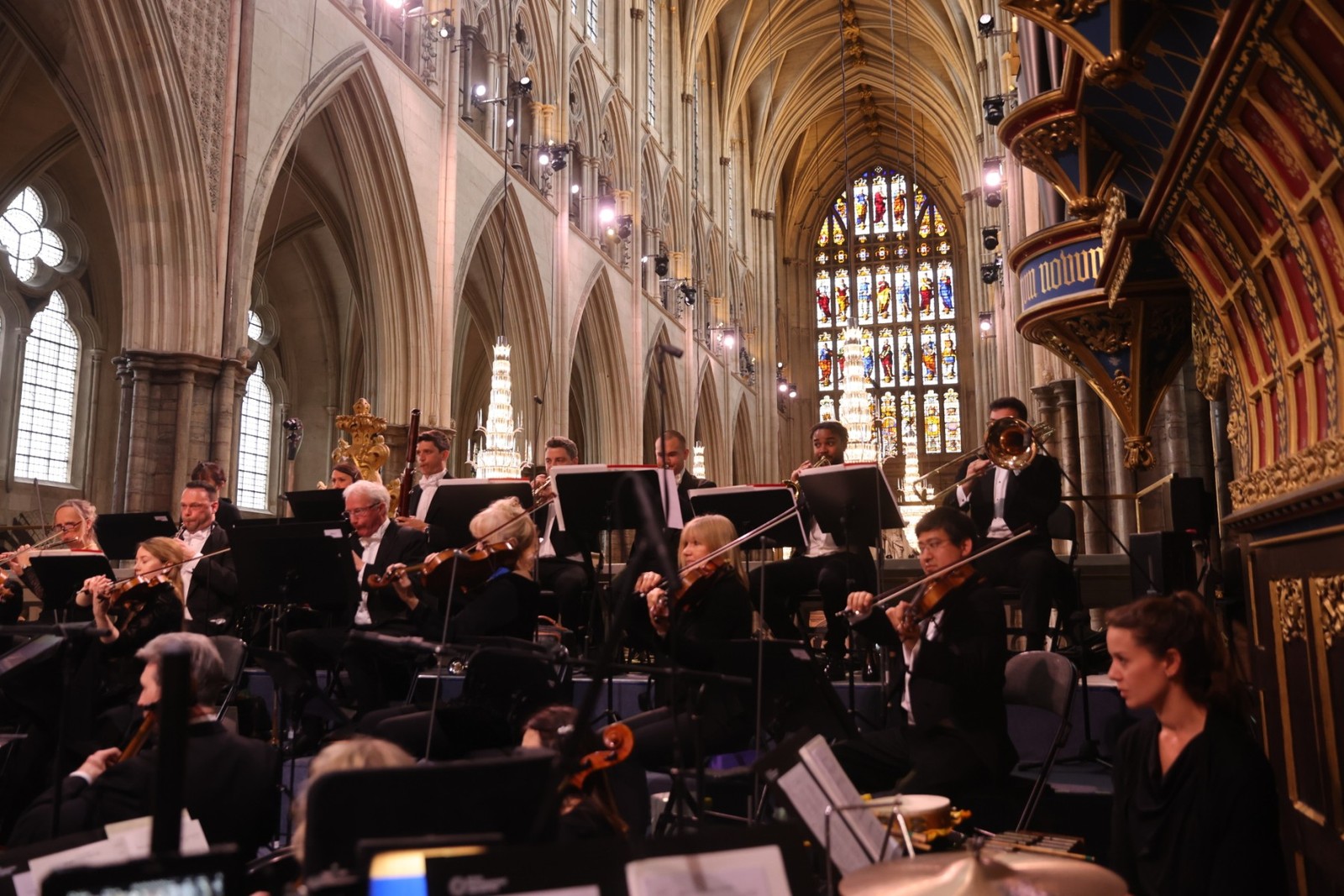 Músicos se apresentam na Abadia de Westminster — Foto: AFP