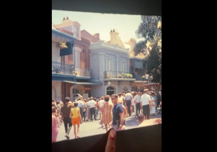 Foto na Disney na década de 1960 'prova' a existência de 'viagem no tempo', dizem internautas