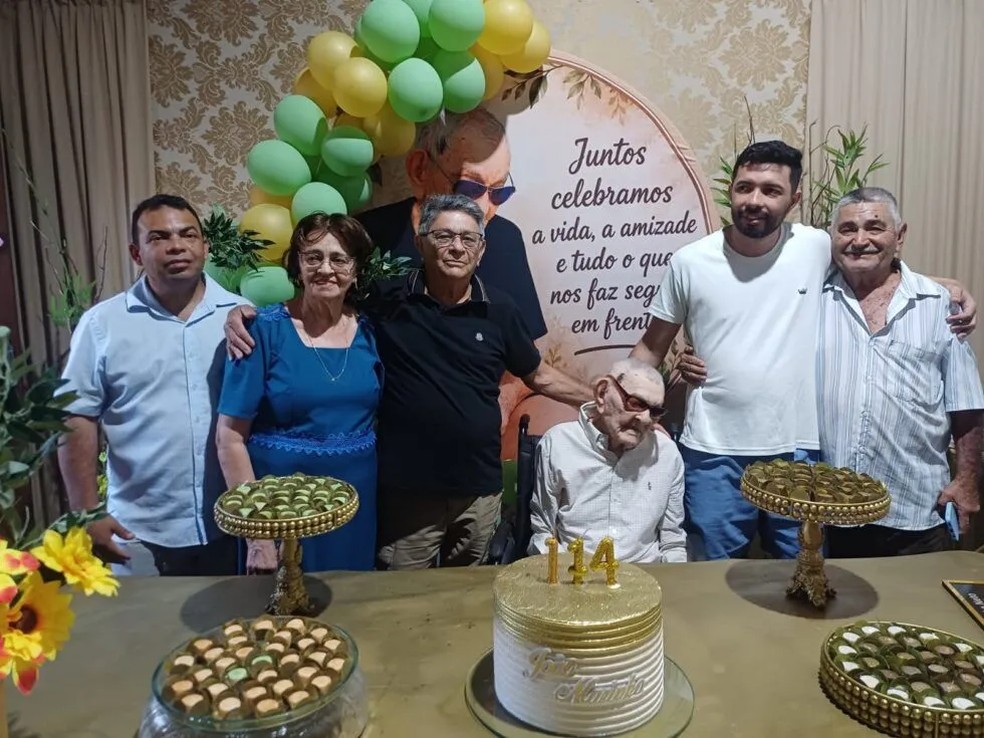 João e seis filhos: Vinícius (42), Fátima (77), Arilo (81), Jarbas (37) e Raimundo (75) — Foto: Longeviquest/Divulgação