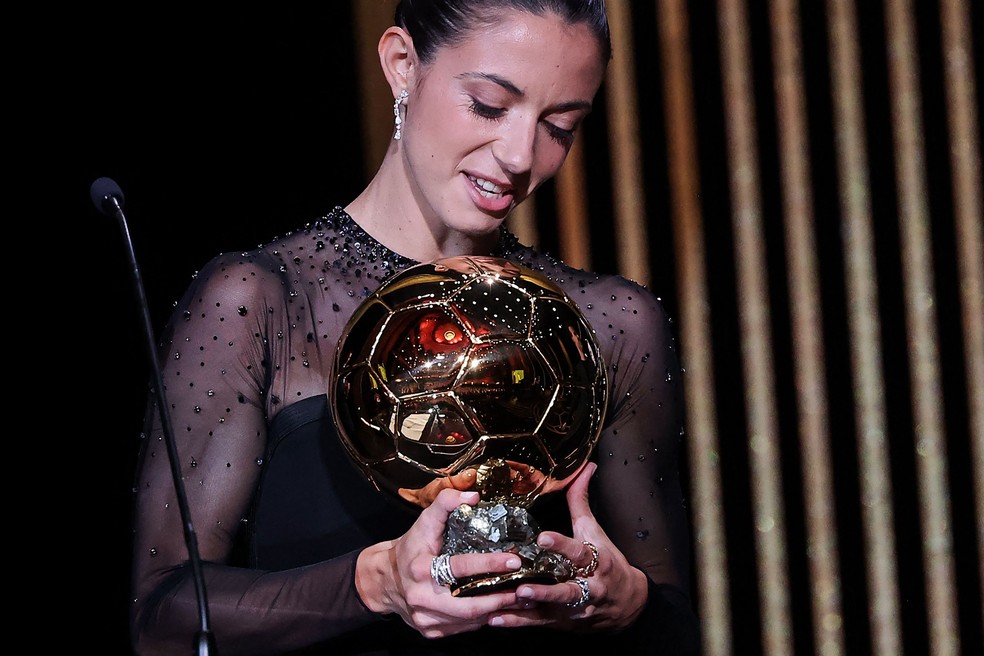 Espanhola Bonmati foi campeã da Copa do Mundo e da Champions League, pelo Barcelona — Foto: FRANCK FIFE / AFP