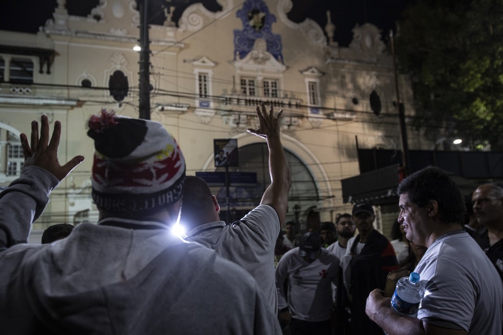 Torcedores rezam com Daciolo na porta de São Januário — Foto: Alexandre Cassiano