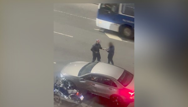 VÍDEO: câmeras flagram roubo a carro em frente à Uerj, no Maracanã